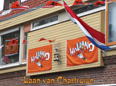 716536 Fotopaneeltje, met een afbeelding van een oranjeversiering in de Laan van Chartroise te Utrecht. De versiering ...